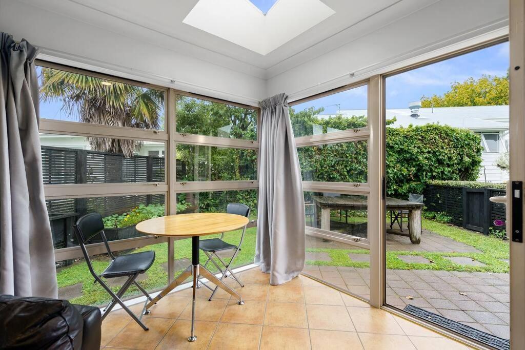 Sunny, Quiet, 2-Bedroom Unit In Fabulous Location! Cambridge Eksteriør bilde